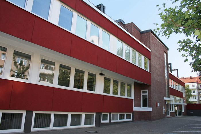 Rot-weiße Fassade des Hauses Humboldtstraße 67a mit langen Fensterbändern
