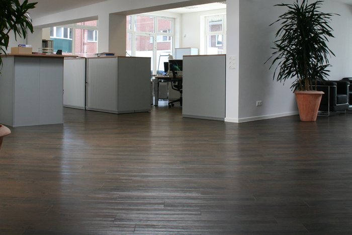 Helles Büro mit Holzboden und Arbeitsplätzen im Haus Winterhuder Weg 80
