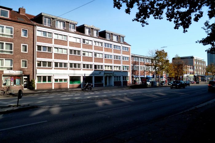 Straßenansicht des Hauses Winterhuder Weg 88 mit rot-weißer Fassade