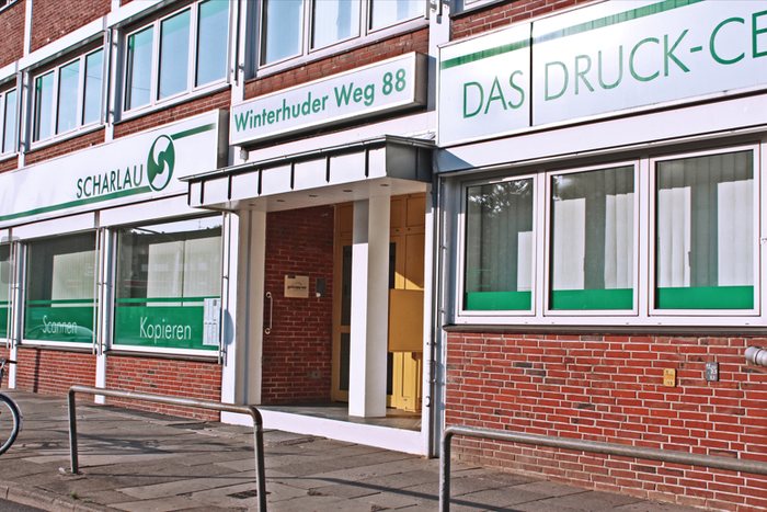 Eingang Winterhuder Weg 88 mit Hausnummernschild an der Klinkerfassade